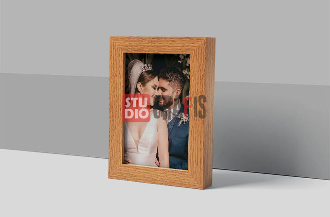 Realistik Mockup Pigura 3D